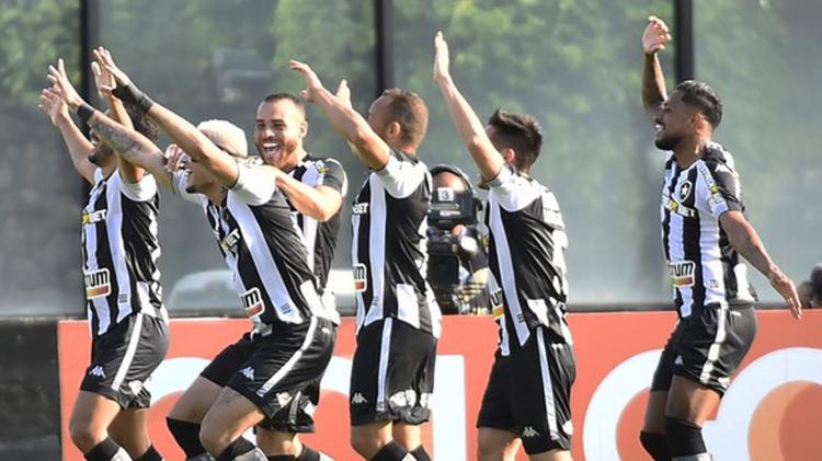 Impecável, Botafogo goleia, vira líder e deixa Vasco muito longe do acesso