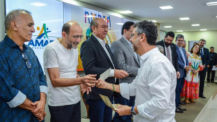 Linha do Equador, sol e rios inspiram artista Ralfe Braga na criação do selo postal Amapá 80 anos