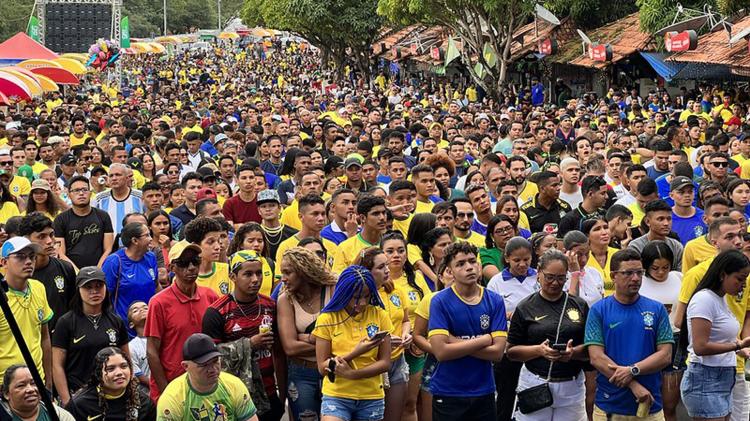 Copa do Mundo: Macapaenses marcam presença na Praça Isaac Zagury e Balneário da Fazendinha