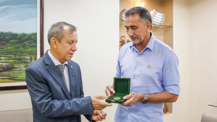 Waldez é condecorado pelo Tribunal Regional Eleitoral do Amapá