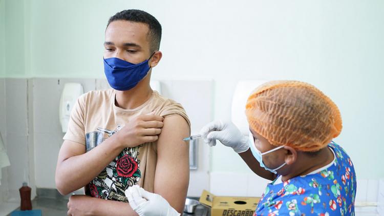 Vacinação contra a covid-19 continua por livre demanda nesta sexta-feira (10)