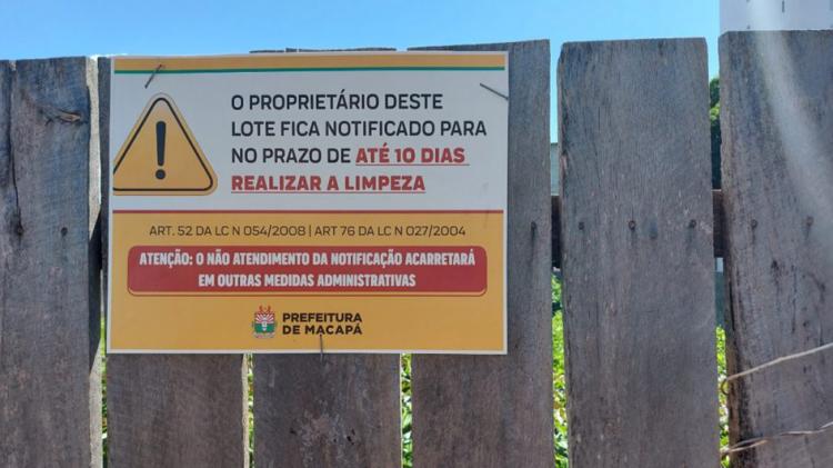 Semhou instala placas de alerta para proprietários limparem seus terrenos abandonados