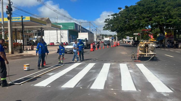 Detran-AP instala sinalização temporária na Duca Serra com pintura de faixa de pedestres