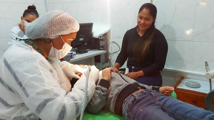 ‘É a primeira consulta dela com o dentista’, diz mãe ao levar filha na ação de saúde do Ijoma e Prefeitura de Macapá