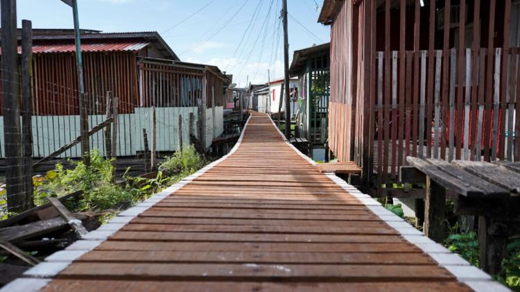 ‘Agora temos uma passarela segura’, diz moradora do bairro Novo Buritizal, em Macapá