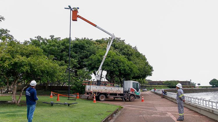 Luminárias com energia limpa são instaladas no entorno da Fortaleza de São José de Macapá