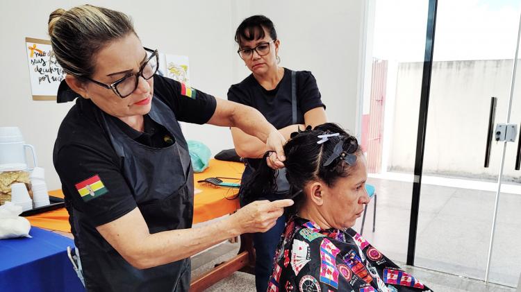 Creas Cidadania: PMM capacita mulheres com oficina de design de sobrancelhas e corte de cabelo