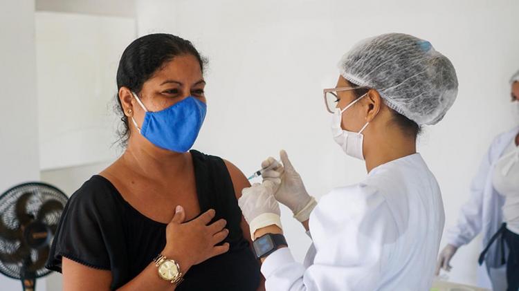 Prefeitura de Macapá oferta pacote vacinal contra covid-19, influenza e tríplice viral