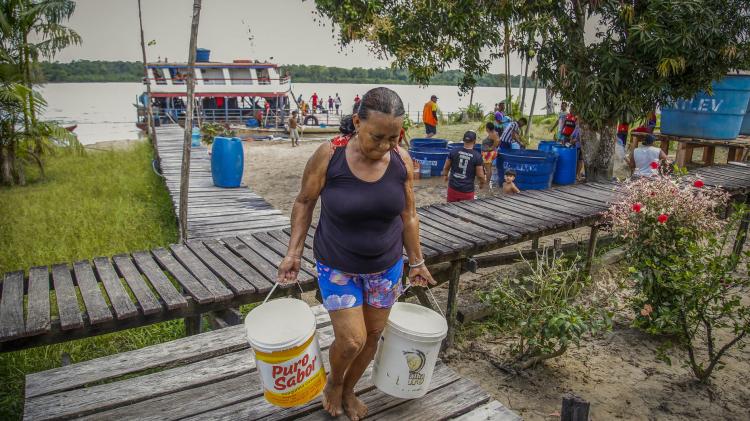 ‘Chegou em boa hora’, diz pescador sobre a água potável distribuída pelo Governo do Amapá no Bailique