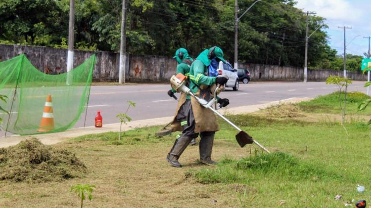 Zeladoria Urbana com equipes de limpeza em pontos da cidade