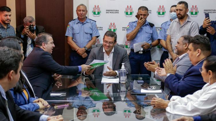 Dr. Furlan recebe PL do estatuto da Guarda Municipal aprovado por unanimidade na Câmara