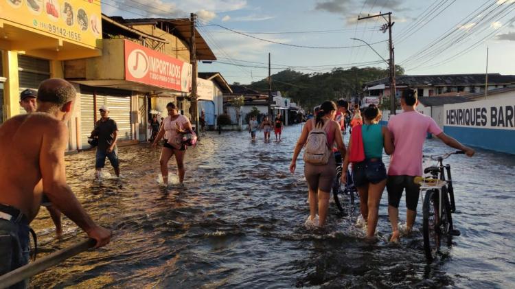 Governo do Amapá disponibiliza recursos a empreendedores atingidos pela cheia do rio Jari