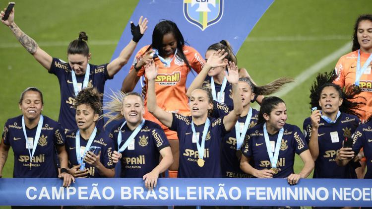 Corinthians no pódio após a conquista do Brasileiro Feminino