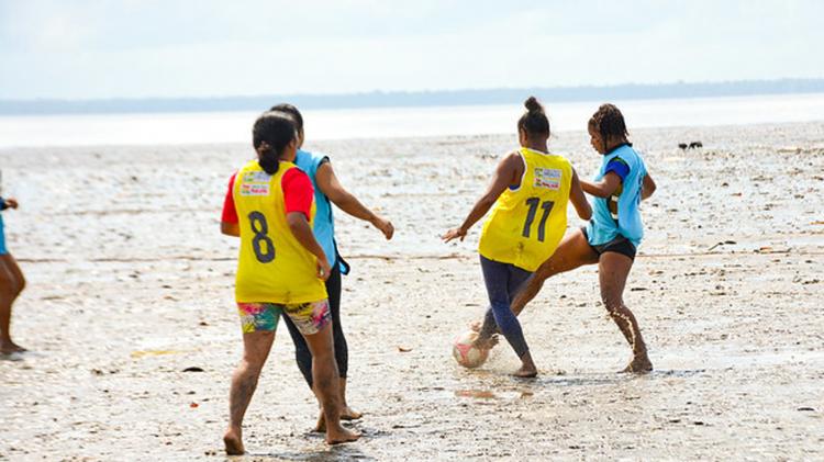 Futlama: reta final do campeonato leva amantes do esporte à orla de Macapá