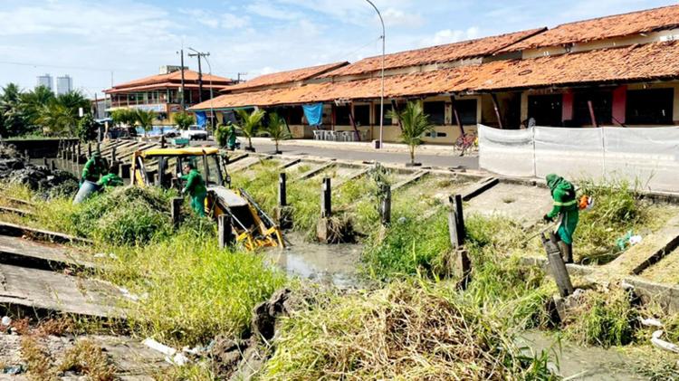 Prefeitura segue com serviços de limpeza em mais dois canais das zonas sul e leste de Macapá