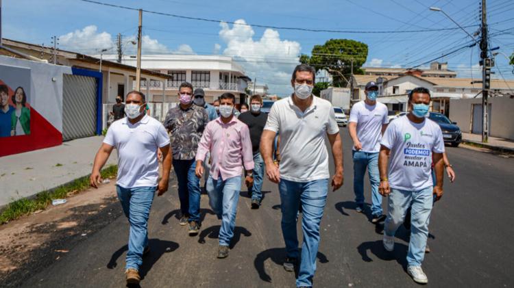 Prefeito visita obras de pavimentação e drenagem em ruas e passarelas de Macapá