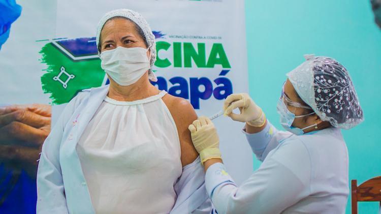 Covid-19: Governo orienta aplicação da 4ª dose da vacina em profissionais da saúde e pessoas com mais de 50 anos