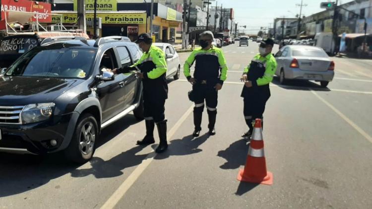 CTMac realiza blitz educativa sobre implantação do binário das avenidas Padre Júlio e Cora