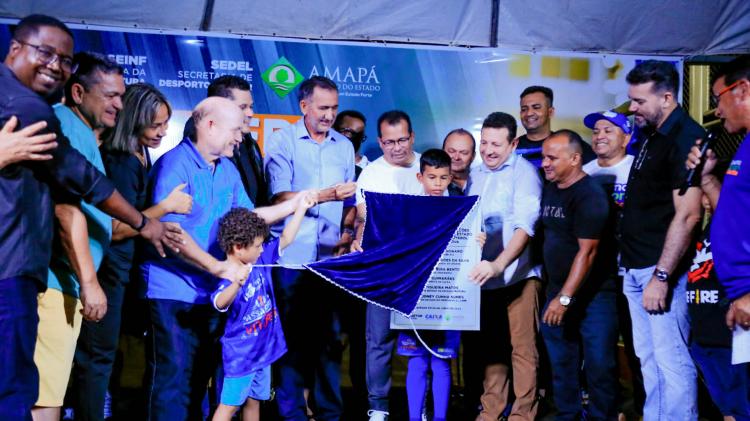 Governo do Amapá entrega arena de futebol à população de Santana