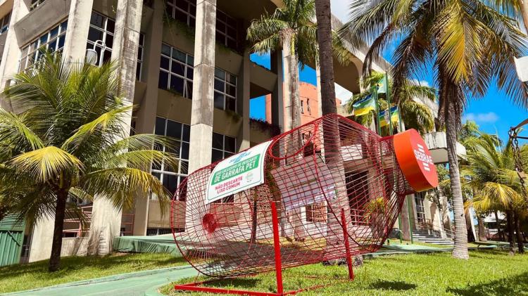 Sebrae entrega ecopontos para coleta de garrafas pet nos Fóruns de Macapá e Santana
