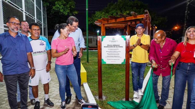 Praça Neemias Dilermano entregue reformada pela prefeitura