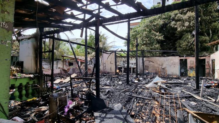 Família que teve casa destruída por incêndio no Centro de Macapá recebe assistência da Prefeitura