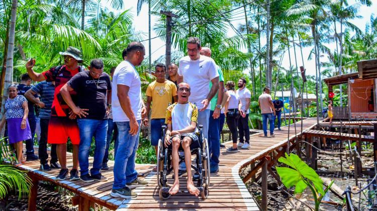 Prefeito Dr. Furlan entrega 490 metros de passarela revitalizada na Fazendinha