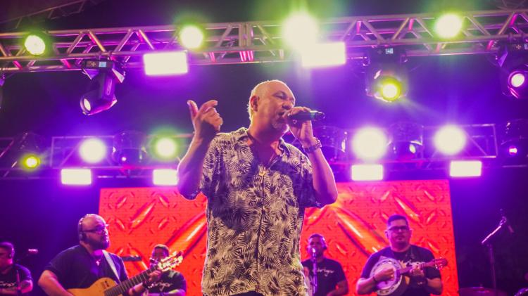 Chrigor emociona multidão com pagode dos anos 90 no Samba do Mercado Central