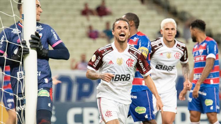 Análise: com apenas quatro titulares, Flamengo se adapta e pela 21ª vez marca três vezes