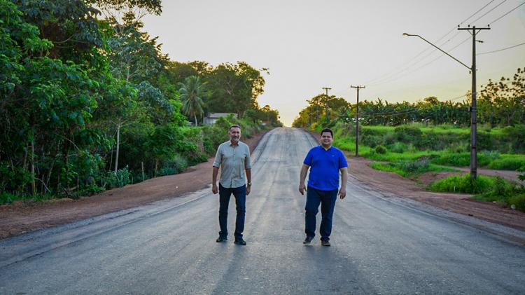 Waldez e Davi inspecionam obras de pavimentação da Linha E, em Macapá