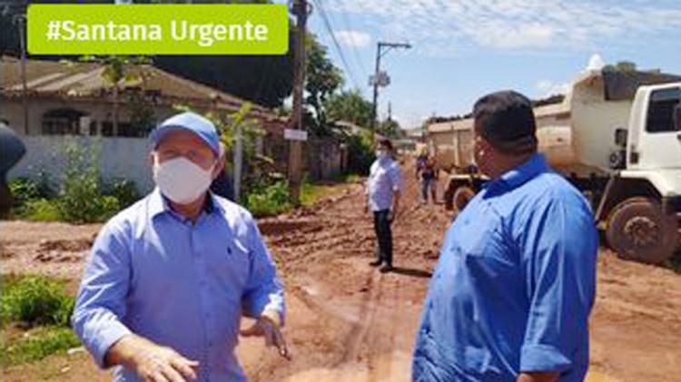 Prefeitura de Santana intensifica ação para melhorar acesso à rua Walter Barbosa, em frente a escola Padre Fúlvio 