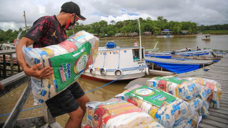 Comida em Casa alcança mais 765 famílias ribeirinhas de Mazagão; Governo já entregou 49.212 cestas de alimentos