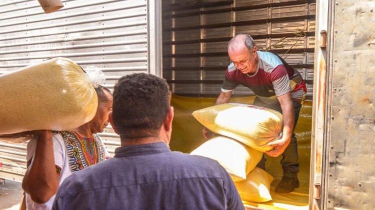 Governo do Amapá envia mais de 20 toneladas de farinha para famílias indígenas de Oiapoque