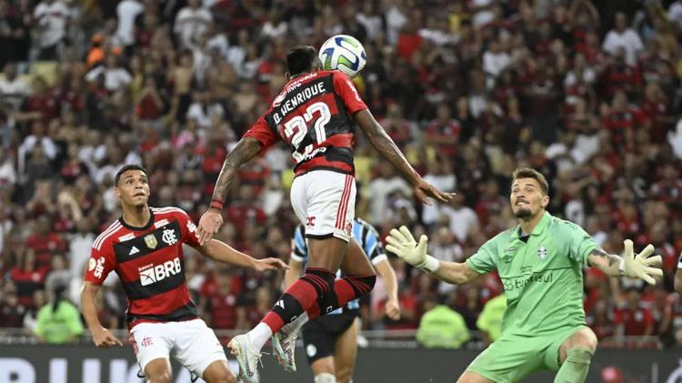 Bruno Henrique, do Flamengo, volta a marcar um ano depois de lesão no joelho