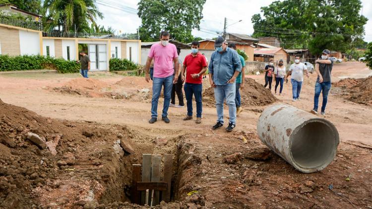 Prefeito visita obras e ouve demandas da população em bairros da zona norte e sul de Macapá