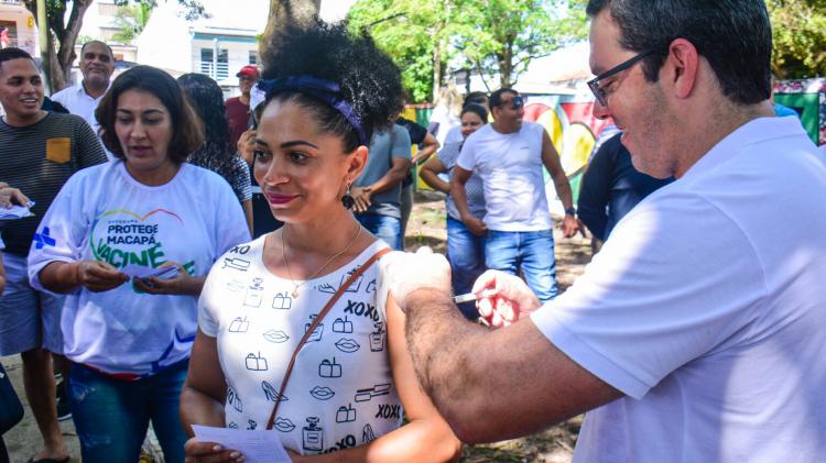 Prefeito Dr. Furlan acompanha ação de vacinação e entrega passarela em tradicional agenda de domingo