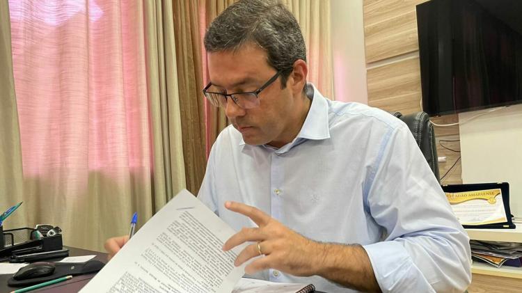 Dr. Furlan assina projeto de lei para criação de piso salarial aos auxiliares educacionais de Macapá