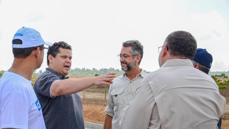 Com mais de 8 KM de asfalto concluídos, governador Clécio Luís faz vistoria nas obras do Ramal do Farinha Seca, em Macapá