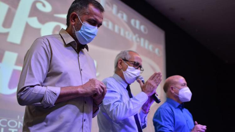 Dia do Evangélico: governador Waldez participa de cerimônias e destaca respeito e fé religiosa em Santana