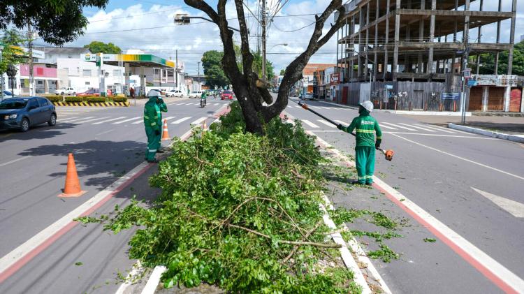 Prefeitura faz limpeza nas vias por onde passará 
