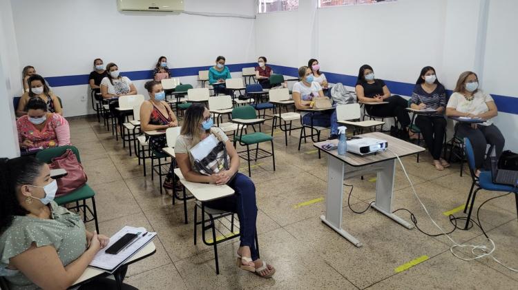 Hospital da Mulher capacita profissionais para orientar mães sobre dúvidas na amamentação