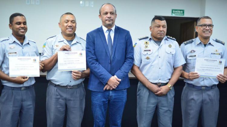 Gabinete Militar da Alap homenageia policiais militares lotados na Casa