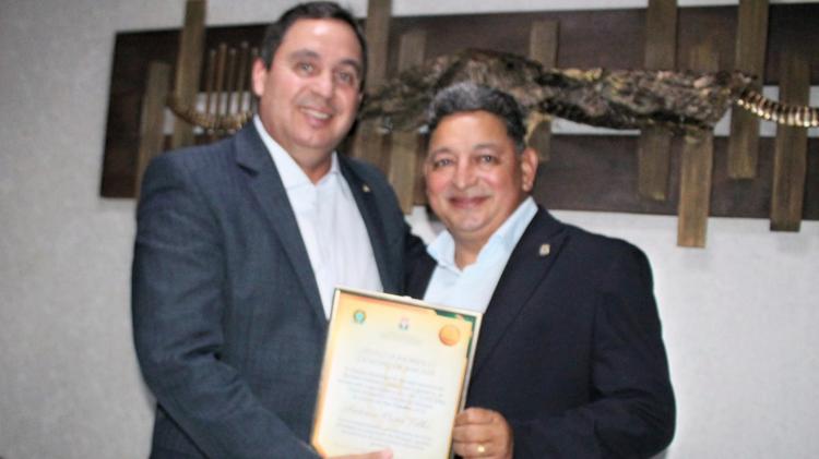 Vereador Cláudio entrega título de “Cidadão de Macapá” ao presidente da CBDE