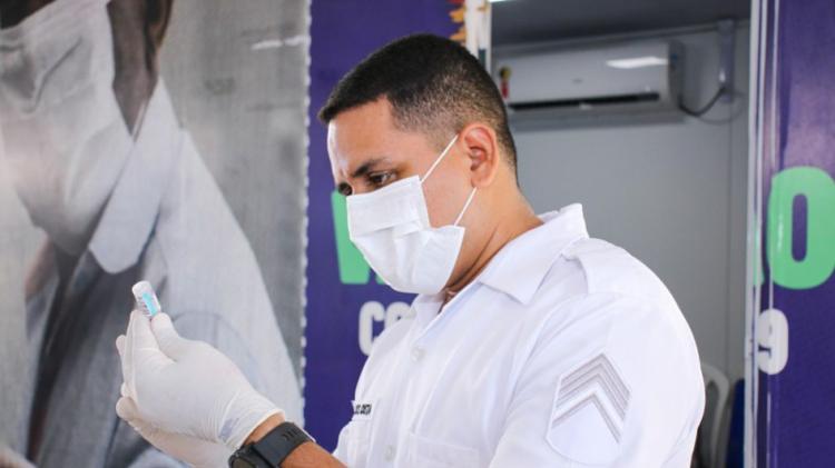 Pessoas com 45 anos começam a ser vacinadas contra a Covid-19 nesta sexta (25); confira os demais públicos