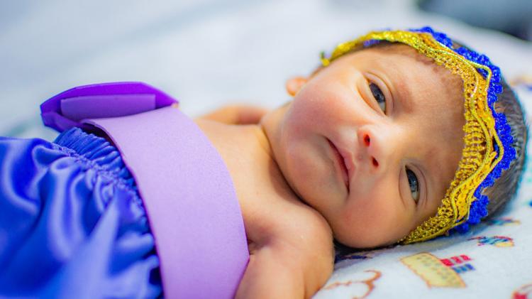 Bebês internados no Hospital Mãe Luzia protagonizam campanha da prematuridade neonatal
