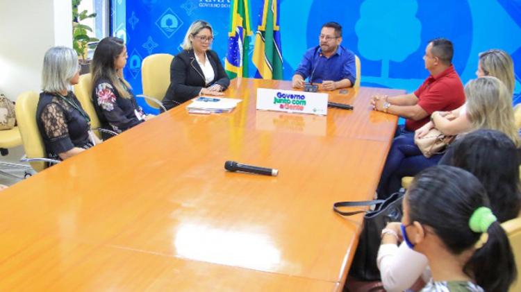 Governo do Amapá entrega títulos de domínio de terras para moradores do Loteamento Amazonas