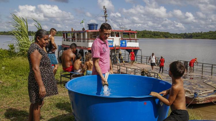 ‘Chegou em boa hora’, diz pescador sobre a água potável distribuída pelo Governo do Amapá no Bailique