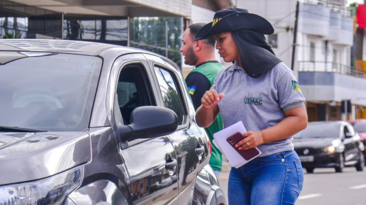 Condutores de veículos são orientados em blitz educativa para novos pontos de videomonitoramento