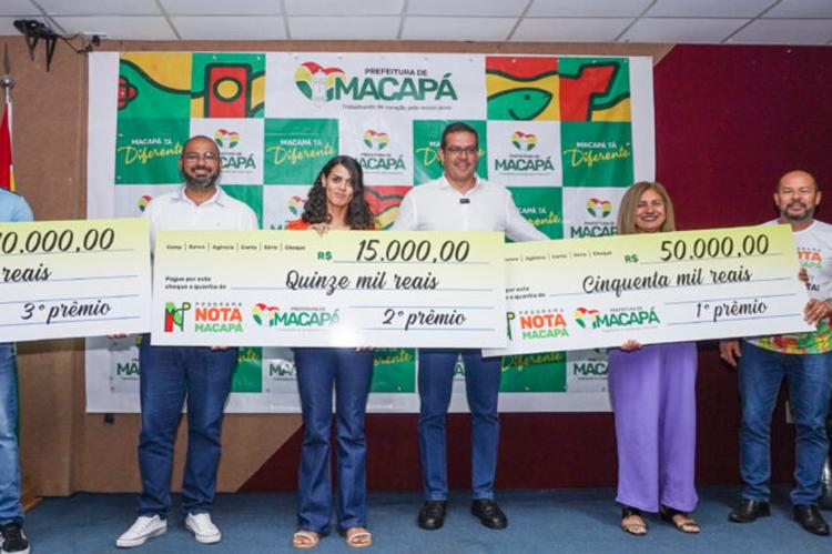 Prefeito entrega cheque simbólico aos sorteados no Programa Nota Macapá