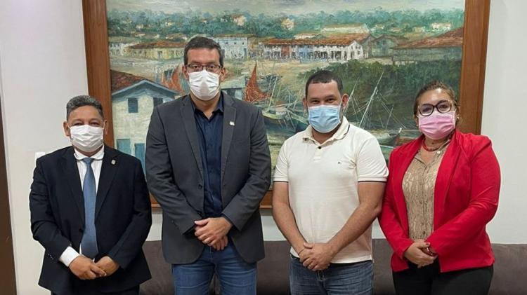 Vereador Cláudio e representante dos profissionais de aplicativos reúnem com o prefeito